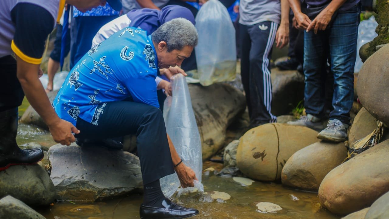 Peringati Harkannas, Wali Kota Bogor Tebar Ikan di 21 November