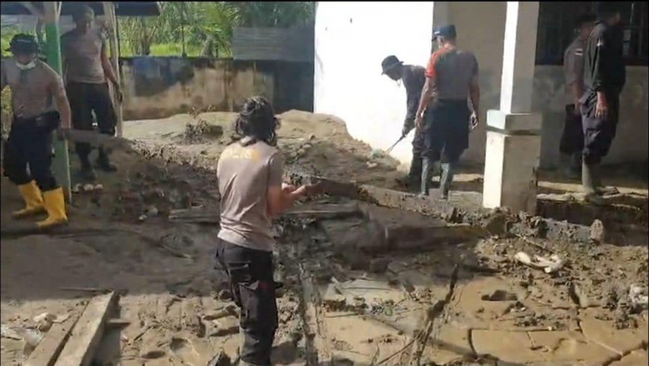 SMAN 1 Peusangan Mulai Dipulihkan, Polri Turun Tangan Usai Banjir