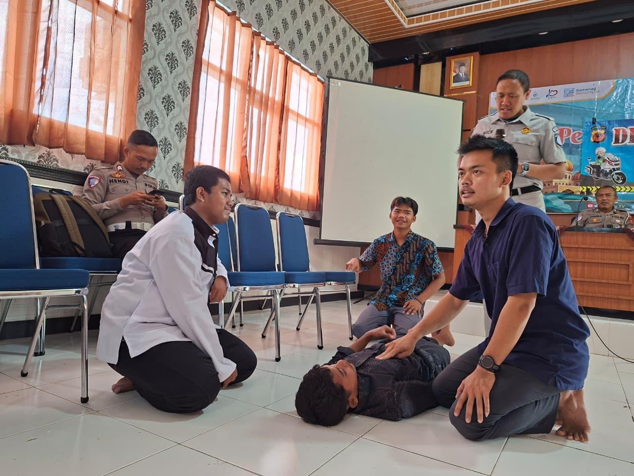 Jasa Raharja Cabang Indramayu Bekali Siswa Di Kecamatan Karangampel Dengan Sosialisasi Pertolongan Pertama Gawat Darurat (PPGD)