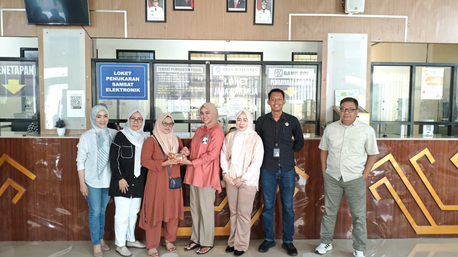 Apresiasi Wajib Pajak Taat, Jasa Raharja bersama Tim Samsat Pesawaran Bagikan Sembako dan Sosialisasikan Program Gebyar Samsat