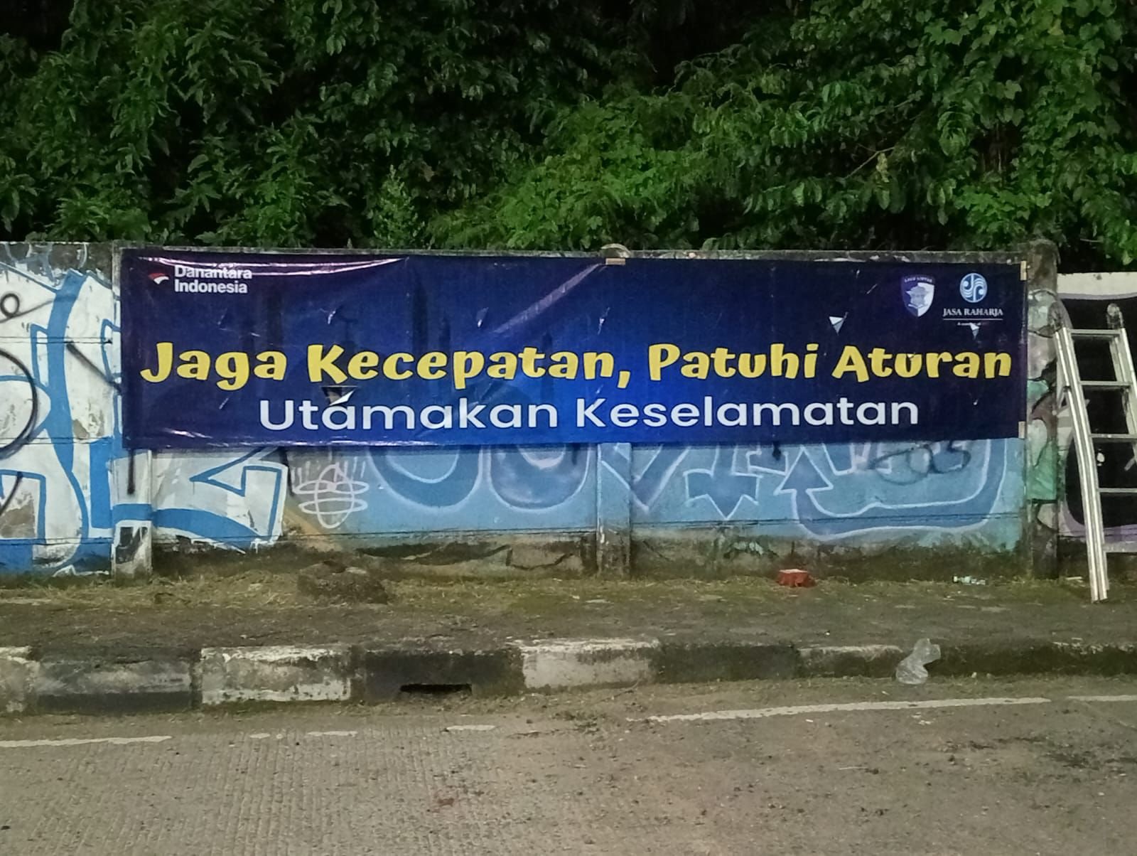 Jasa Raharja Wilayah Lampung Pasang 230 Spanduk Imbauan Keselamatan di Titik Rawan Laka Lantas