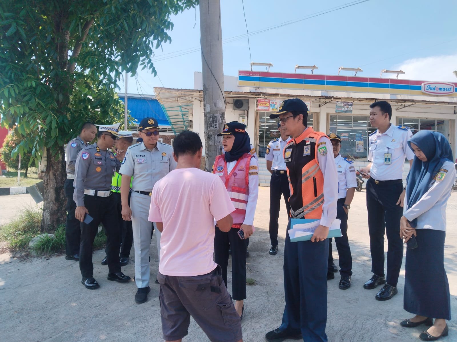 Jasa Raharja Bengkulu Bersama Mitra Berikan Imbauan kepada Sopir Angkutan Barang di SPBU Air Sebakul