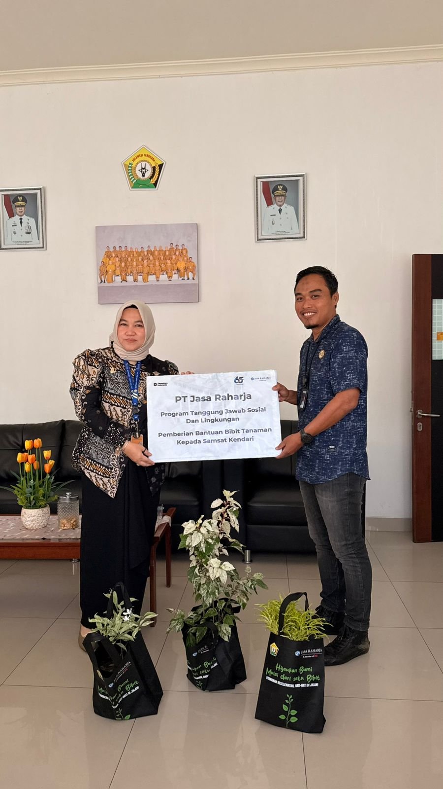 Meriahkan HUT Sultra ke-62, Jasa Raharja Serahkan Bibit Tanaman untuk Wajib Pajak di Samsat Kendari