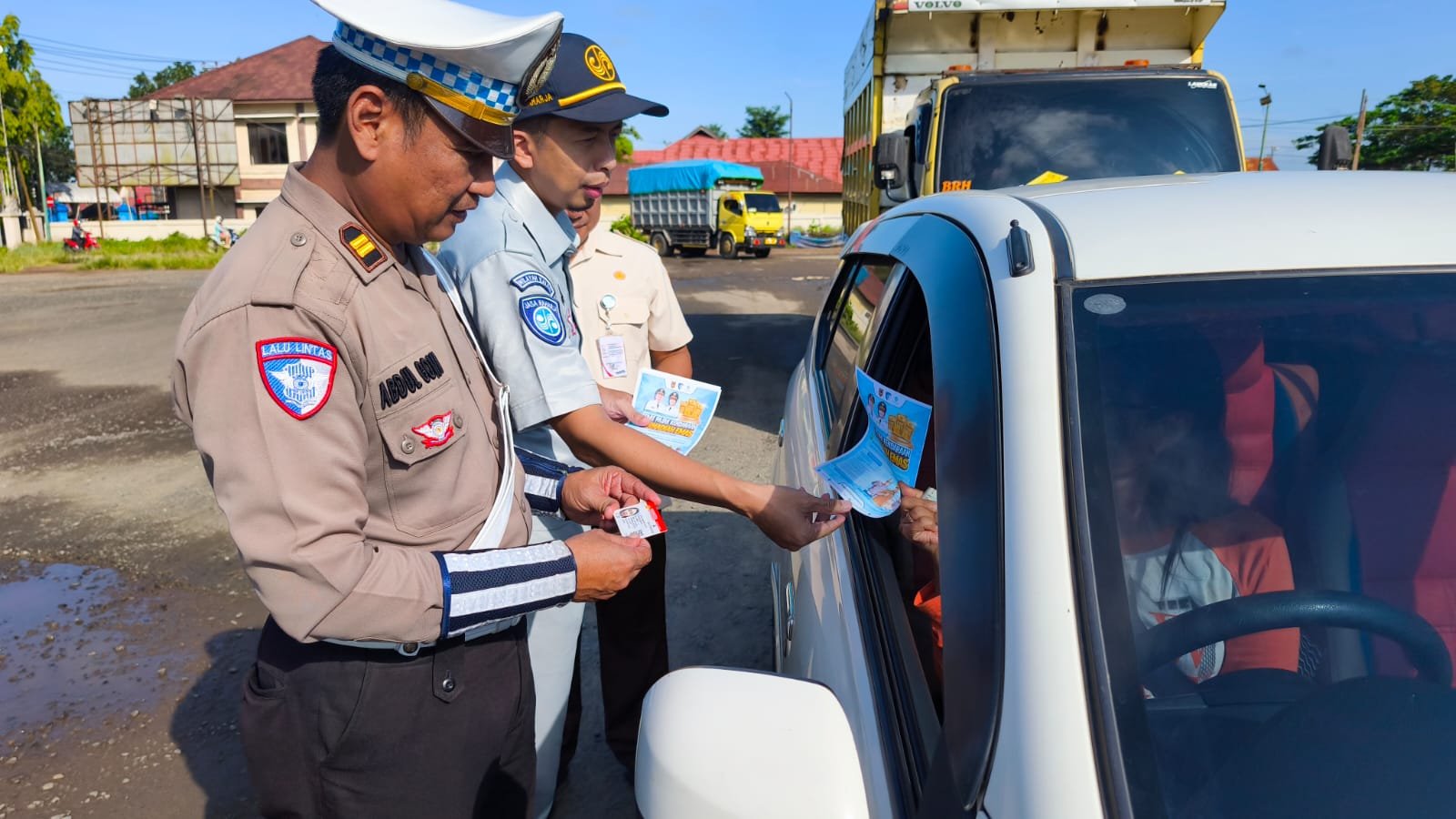 Tim Pembina Samsat Pelaihari Edukasi Pengendara di Terminal Tanah Habang, Pajak Ditekankan