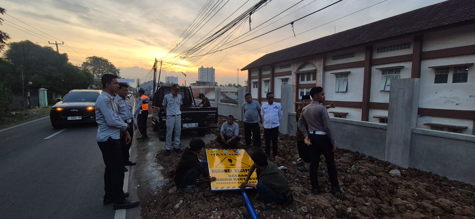 Jasa Raharja Bersama Mitra Tingkatkan Kesadaran Keselamatan Melalui Pemasangan Rambu Himbauan Keselamatan Di Kec.Telukjambe Barat Dan Telukjambe Timur
