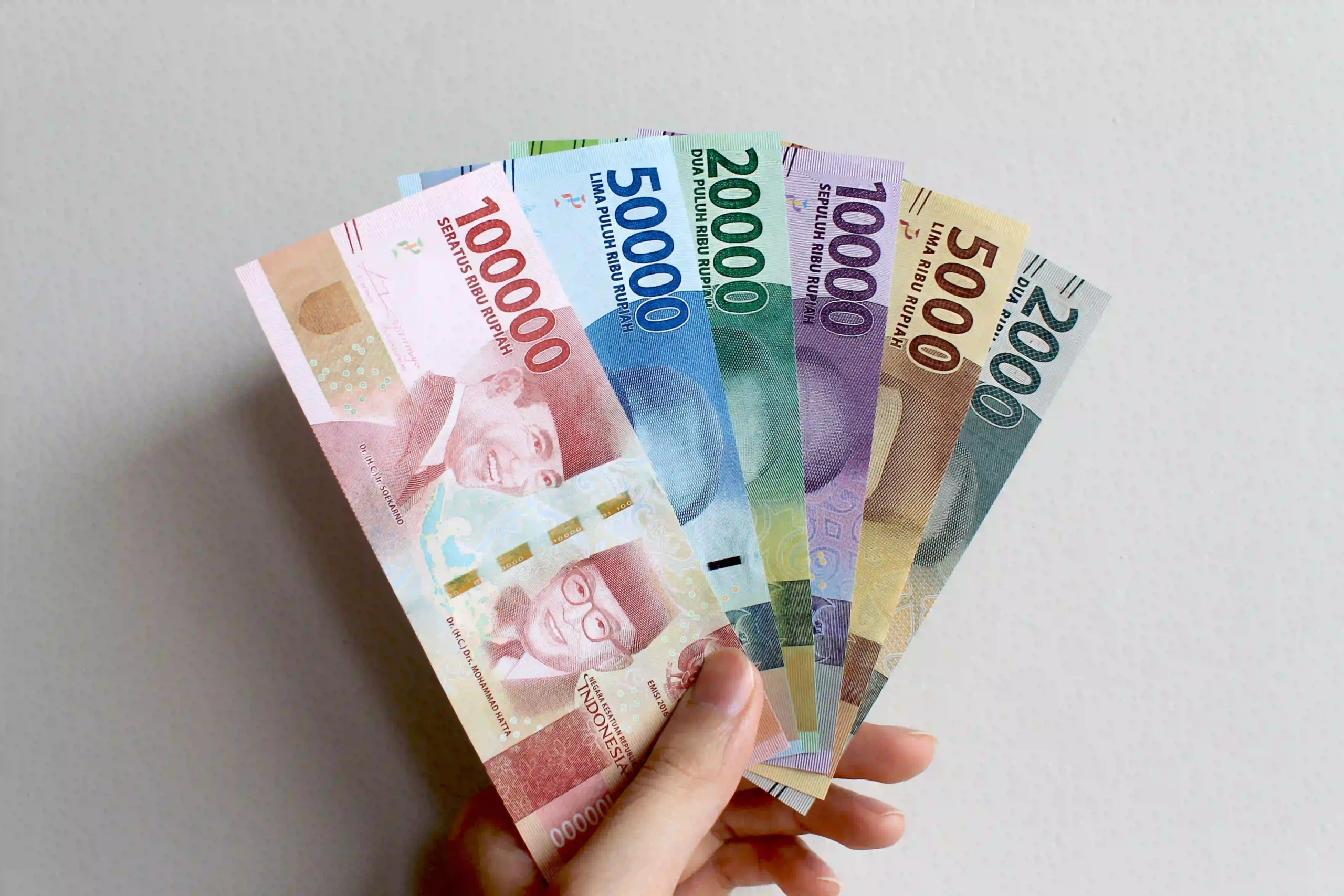 Rupiah Dibuka Melemah, Bertengger di Rp17.698 per Dolar AS