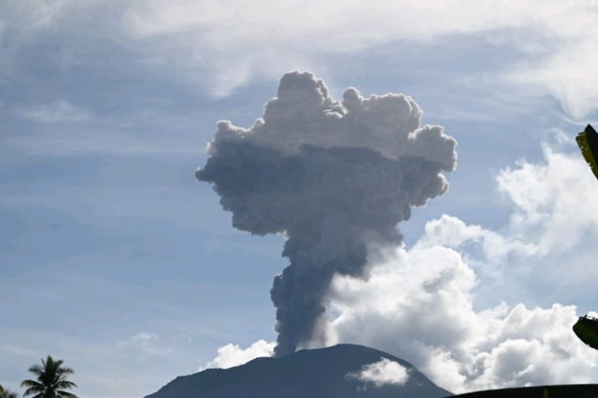 Abu Vulkanik Gunung Ibu dan Dukono Hujani Halmahera, BMKG Rilis Peringatan Waspada