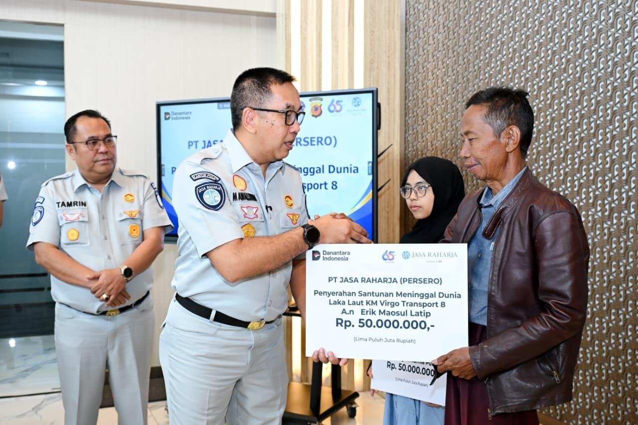 Jasa Raharja Serahkan Santunan kepada Dua Ahli Waris Korban KM Virgo Transport 8 di Jawa Barat
