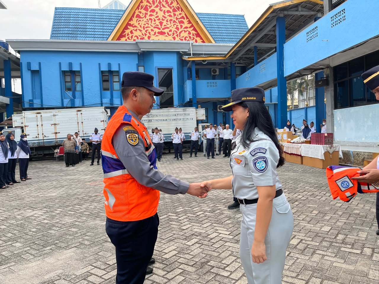 Dukung Upaya Peningkatan Keselamatan Transportasi Jasa Raharja Riau Serahkan Rompi Petugas kepada Dinas Perhubungan